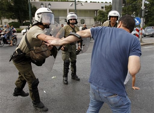La lucha de Grecia contra el saqueo en unas imágenes de impacto  36383791bdded4858739a076dda0