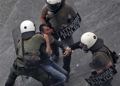 La lucha de Grecia contra el saqueo en unas imágenes de impacto  7cb5b7e2101a467b168a7c86d1995