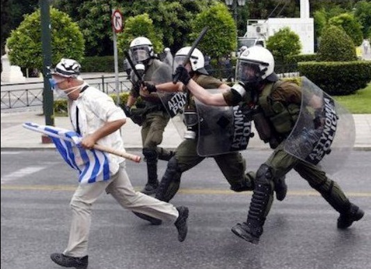 La lucha de Grecia contra el saqueo en unas imágenes de impacto  Awfas
