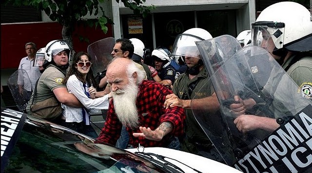 La lucha de Grecia contra el saqueo en unas imágenes de impacto  Ege