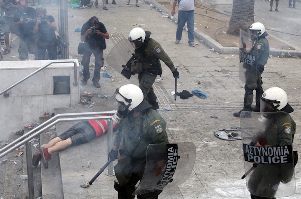 La lucha de Grecia contra el saqueo en unas imágenes de impacto  Mat-travmatias