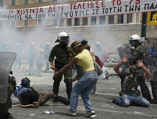 La lucha de Grecia contra el saqueo en unas imágenes de impacto  Pict34